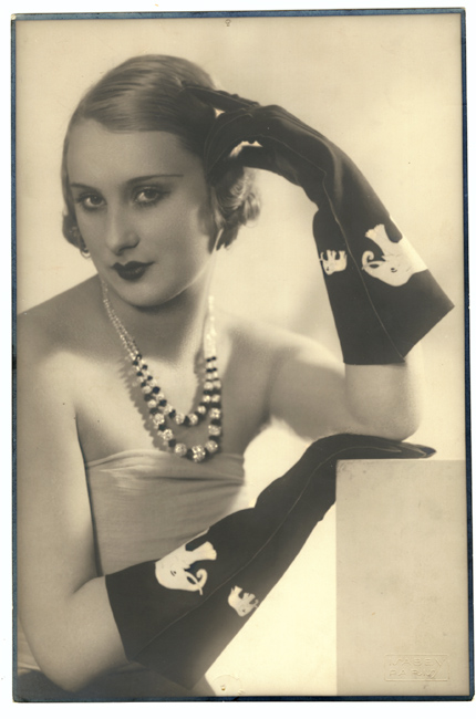 Isabey Studio - Model with Elephant Gloves