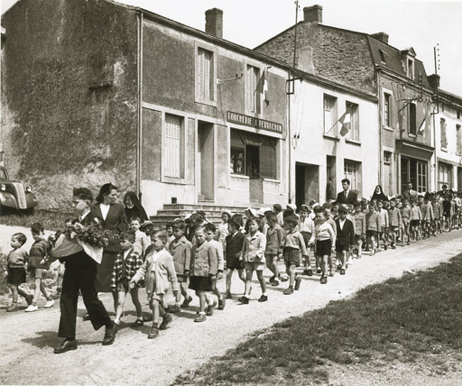 Robert Doisneau - The Children's Parade Robert Doisneau - The Children's Parade