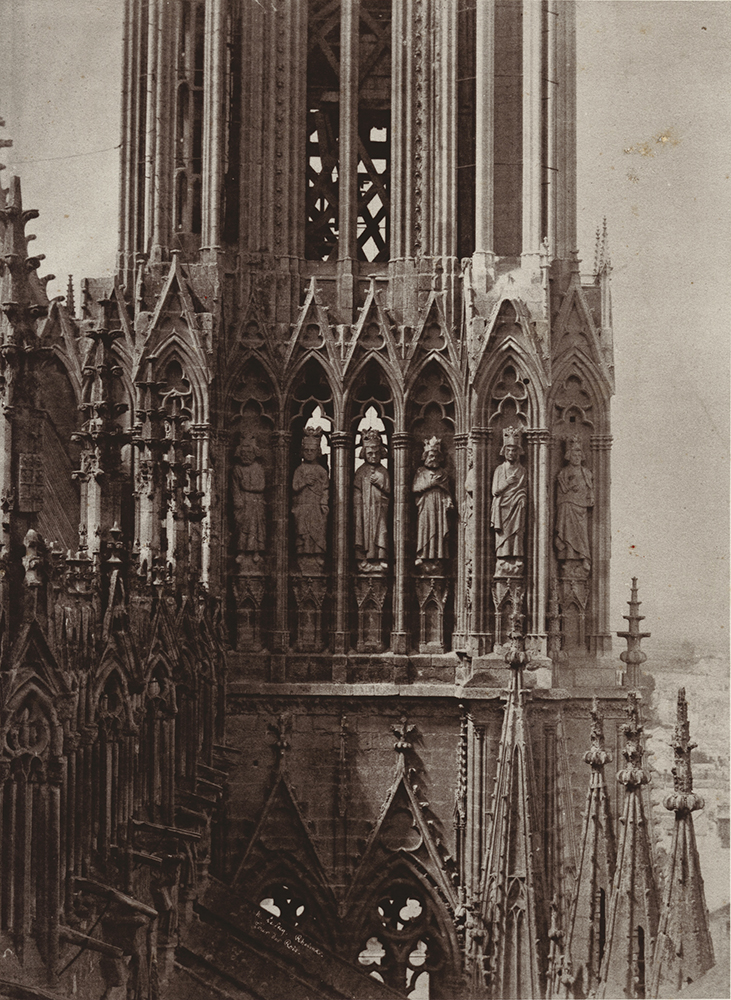 Henri Le Secq - Reims. Cathédrale Notre-Dame. Portail de droite. Gâble: Christ de l’Apocalypse entouré des anges portant les instruments de la passion