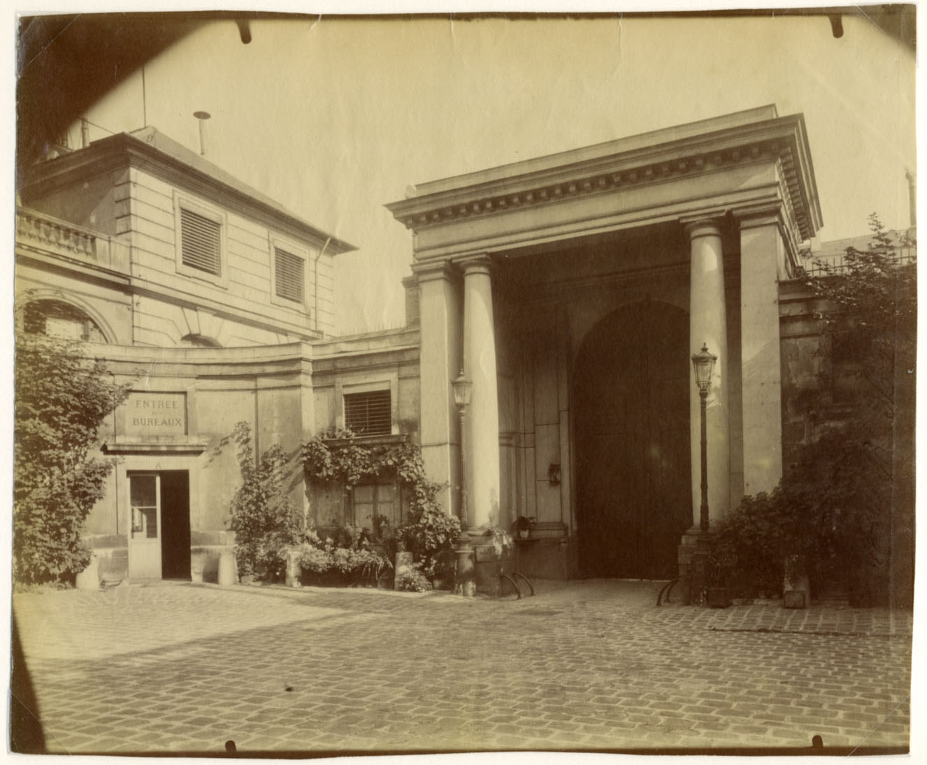 Jean-Eugene-Auguste Atget - Entrée Bureaux, Paris Jean-Eugene-Auguste Atget - Entrée Bureaux, Paris