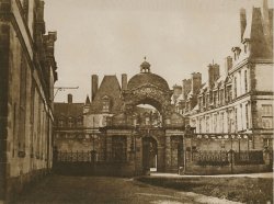 Gustave Le Gray - Ch�teau de Fontainebleau, la porte du baptist�re de la cour ovale, vue depuis la cour des offices