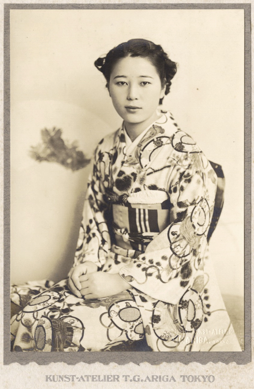 Toragoro Ariga - Untitled (portrait of young woman in Kimono)