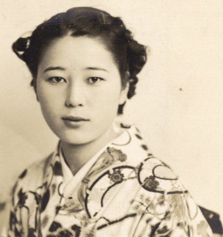 Toragoro Ariga - Untitled (portrait of young woman in Kimono)