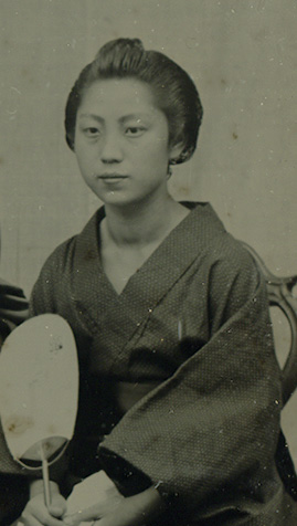 Anonymous - Full-Length Portrait of 3 Upper Class Ojo-Sang with Hands Folded in Front of Them