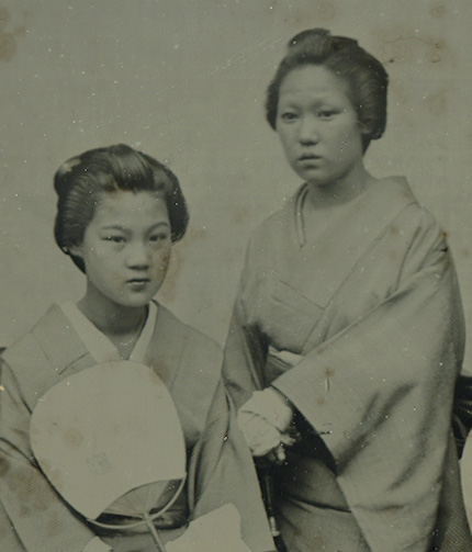 Anonymous - Full-Length Portrait of 3 Upper Class Ojo-Sang with Hands Folded in Front of Them