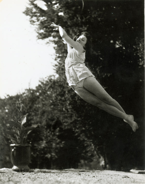 Jacques-Henri Lartigue - Huguette Sabouret au Château des Essarts, Veyvialle, France