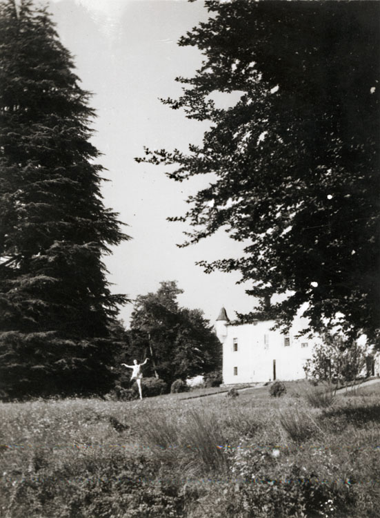 Jacques-Henri Lartigue - Huguette Sabouret au Château des Essarts, Veyvialle, France