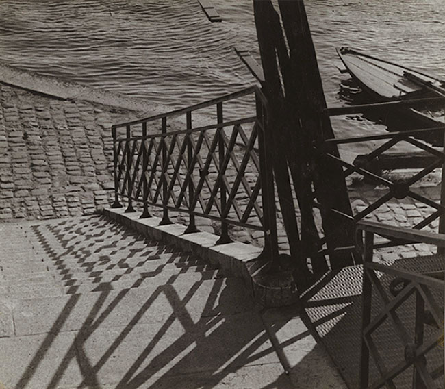 Andréh Kertész - Near Pont de Grenelle, Paris Andréh Kertész - Near Pont de Grenelle, Paris