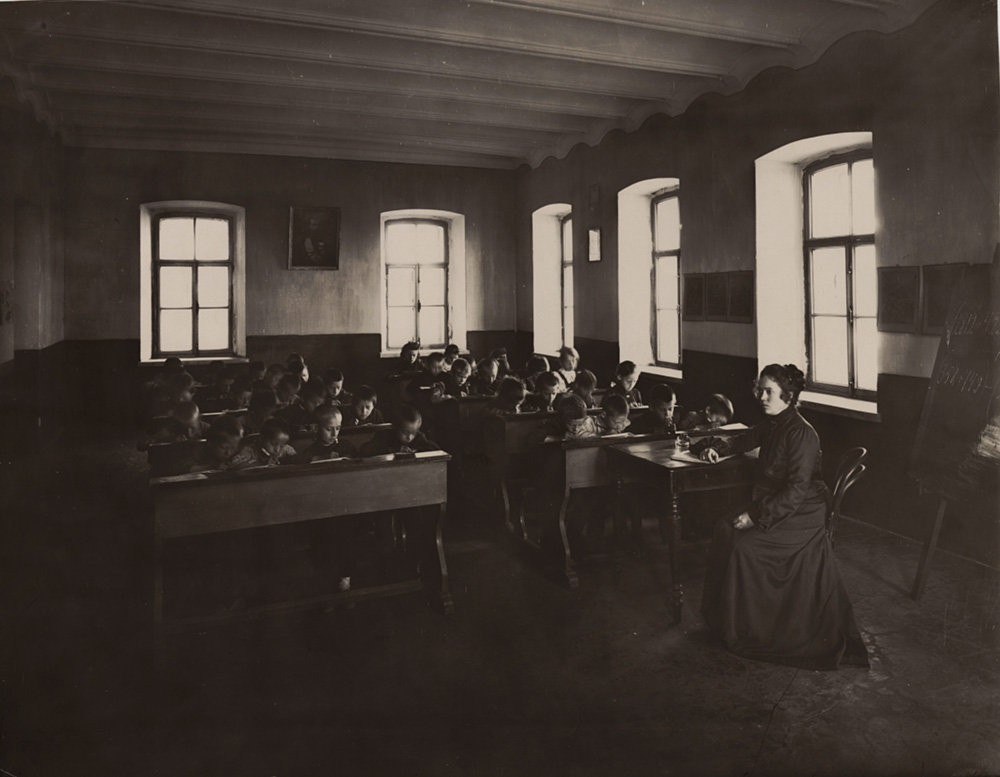 Sergey Mikhaylovich Prokudin-Gorsky (attributed to) - Russian Female Teacher with Children in Schoolroom