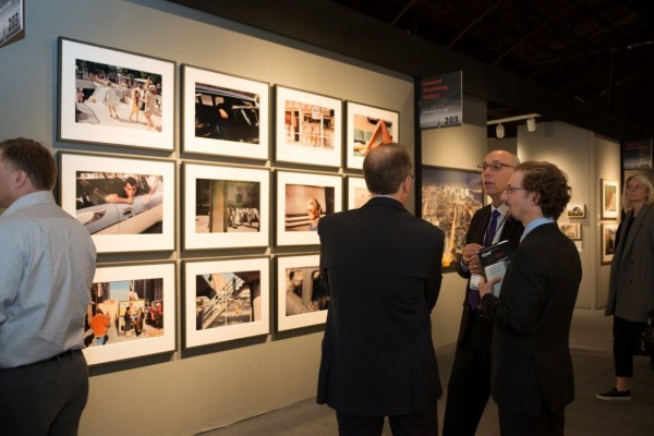 New York gallery owner Howard Greenberg at his booth (Copyright Julienne Schaer).