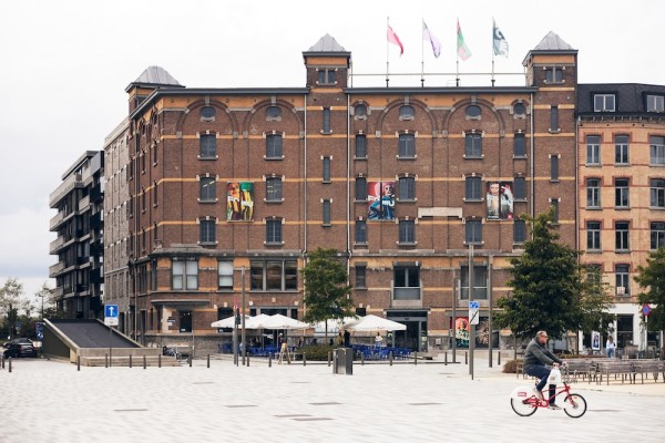 FOMU, exterior, photographed during an exhibition with Cindy Sherman.
FOMU Antwerp © Robin Joris Dullers / FOMU Antwerp