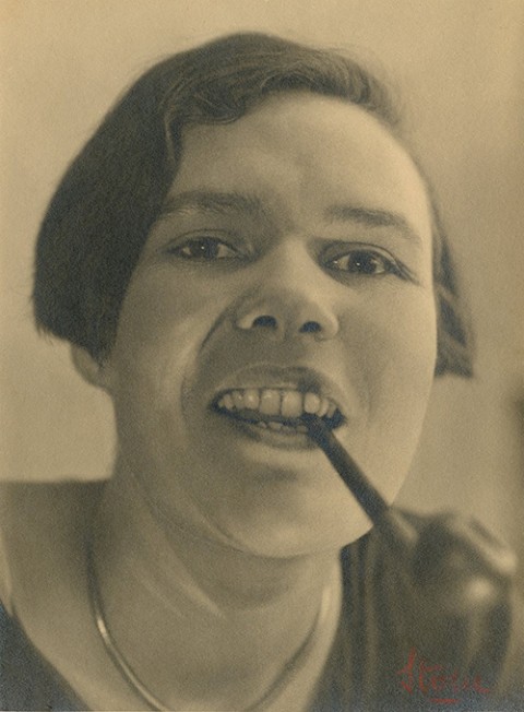 Lot 90, Sasha and Cami Stone, Close up of Chantal Quenneville with her pipe, 1929. Vintage silver gelatin print, signed on the print, annotated and author’s stamp on the back, 23.5 x 17.5 cm, 800/1,000 €. © Sasha and Cami Stone. Lot 90, Sasha and Cami Stone, Close up of Chantal Quenneville with her pipe, 1929. Vintage silver gelatin print, signed on the print, annotated and author’s stamp on the back, 23.5 x 17.5 cm, 800/1,000 €. © Sasha and Cami Stone.